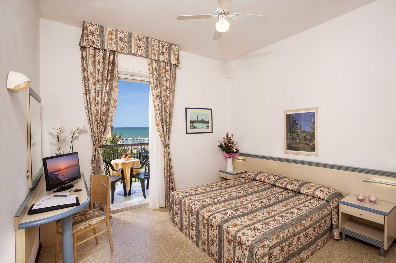 Hotel Brig カットーリカ エクステリア 写真